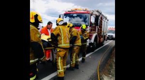 Un vehículo se sale de la vía, impacta contra un pino y deja atrapado a su conductor