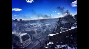 Arden más de medio centenar de vehículos en un desguace de Dolores