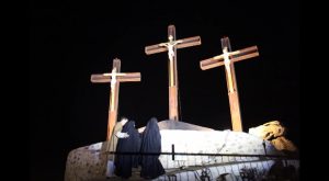 Rojales celebra el jueves su acto más singular de SS con la procesión de subida al monte Calvario