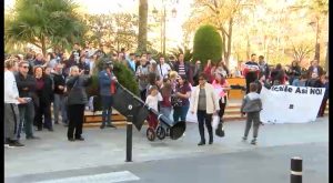 Más de un centenar de personas protestan contra el Ayuntamiento en defensa de la Semana Santa