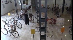 Orihuela celebra el Día de la Bicicleta con una exposición sobre su historia en Lonja