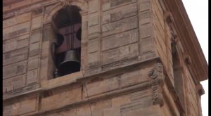 Campaneros de Callosa muestran el arte del toque manual de campanas en la Iglesia de San Martín