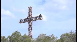 La Cruz de la Muela ilumina a la Vega Baja