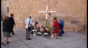 Los defensores de la Cruz denuncian un intento de desalojo de la Plaza de España