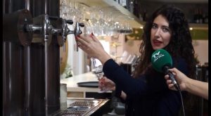 La chef oriolana Davinia Martínez es la mejor tiradora de cerveza de España y la segunda del Mundo