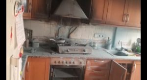 Una patrulla de la Policía de Pilar de la Horadada sofoca un incendio en la cocina de una vivienda