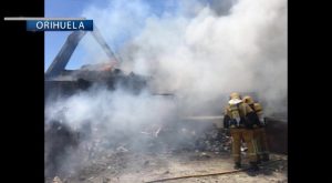 Incendio en un desguace de Orihuela