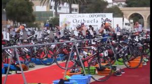 Cerca de 300 atletas participaron el domingo en la VI edición del Triatlón Playas de Orihuela