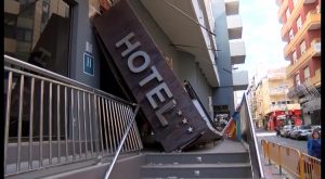 Se derrumba la marquesina del Hotel Fontana en Torrevieja