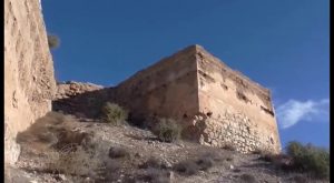 Patrimonio Histórico elimina los grafitis del Castillo de los Moros de Orihuela