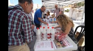 Guardamar repartirá 4000 huesos con bolsas y botellas gel limpiador para las cacas de perro