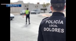 La policía local de Dolores detiene a un presunto ladrón que se escondió en un colegio