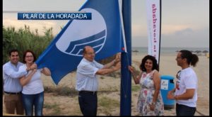 El Alcalde de Pilar de la Horadada iza las banderas azules y Qualitur en las playas del municipio