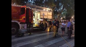 Explosiones, humo y fuego en un gran incendio declarado en un edificio de 10 plantas de Orihuela