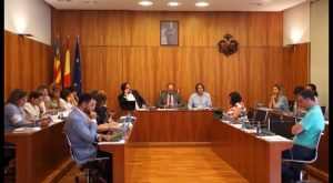 El Pleno de Orihuela aprueba poner coto al uso de plásticos en las fiestas y eventos municipales