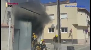 Bomberos del retén de Pilar de la Horadada apagan un peligroso incendio registrado en un almacén
