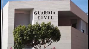 La Guardia Civil detiene a cinco personas en Almoradí y desmantela tres narcopisos