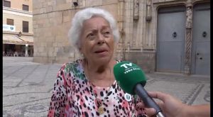 Hazte Oír premia por su “valentía” a la vecina callosina que proyecta la Cruz desde su balcón