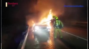 Arde un vehículo mientras circulaba por la A-7