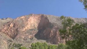 Un joven resulta herido tras sufrir un accidente en paracaídas en la sierra de Redován