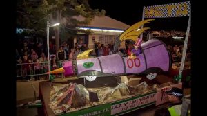 Más de 650 personas participan en el desfile de carrozas de Pilar de la Horadada