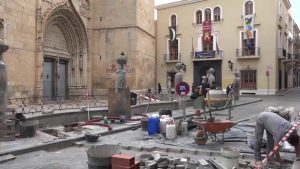 Callosa retira el cableado y adecua el alumbrado de la Plaza de España