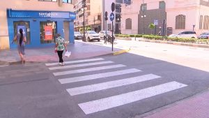 La plaza del Ayuntamiento se tiñe de rojo para acabar con la violencia machista