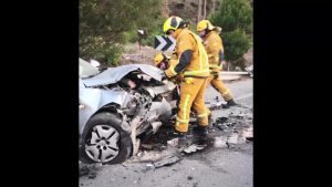 Cinco heridos en un choque frontal donde se han visto implicados dos vehículos y una moto