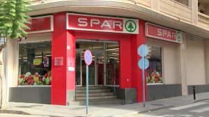 Un atraco en un supermercado de Torrevieja deja un empleado herido