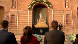 Cientos de torrevejenses participan en la ofrenda floral en honor a la Purísima