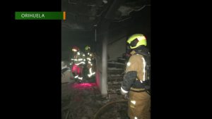 Los bomberos le practican primeros auxilios a un gato atrapado en un incendio de Orihuela Costa