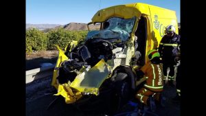 Rescatan a un conductor atrapado tras un accidente en la A-7