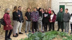 Alumnos del IES Antonio Sequeros de Almoradí visitan los huertos urbanos
