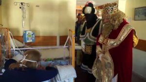 La magia de los Reyes ilumina las caras de los niños hospitalizados en el Vega Baja