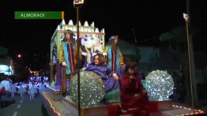 Sus Majestades los Reyes Magos de Oriente reparten magia a su paso por la Vega Baja