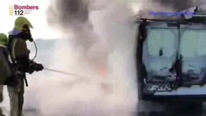 Dos hombres se ven sorprendidos al incendiarse la furgoneta en la que viajaban por la autopista