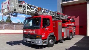 Los bomberos rescatan a un joven sin techo atrapado por el fuego