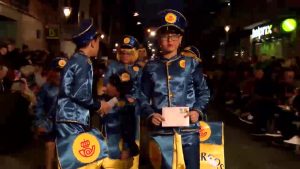 El color y la fiesta toman la calle en el desfile concurso del Carnaval de Torrevieja