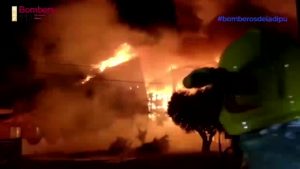 Un monumental incendio arrasa una superficie industrial en Pilar de la Horadada