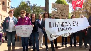 Las trabajadoras de la limpieza de la Residencia trasladan la protesta al centro de Torrevieja