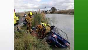 Un coche cae a una balsa tras sufrir un choque con un camión en San Fulgencio