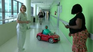Los pacientes más pequeños toman el hospital sobre ruedas