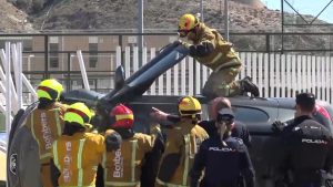 Los bomberos excarcelan a una conductora tras un aparatoso accidente en Orihuela