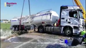 Un camión cisterna cargado de combustible vuelca en la AP7 y moviliza a medios de toda la provincia