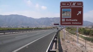 Instalan la cartelería turística del centro histórico en las carreteras de acceso a Orihuela