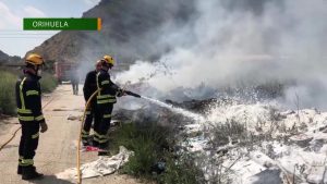 Un incendio de basura y escombros en el polígono Puente Alto moviliza a los bomberos