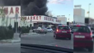 El incendio en un bazar chino de Orihuela Costa moviliza a 17 bomberos de la comarca