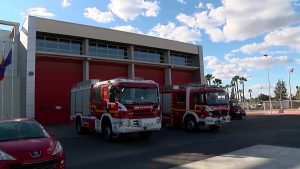 Los bomberos rescatan a un conductor atrapado en su vehículo tras impactar contra un camión