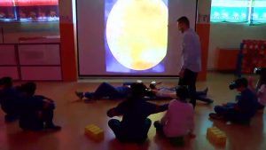 Aprendizaje en tres dimensiones: el colegio Villar Palasí usa gafas 3D para conocer el sistema solar