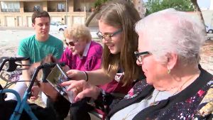 Convivencia intergeneracional entre jóvenes y tercera edad en Almoradí